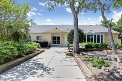 Oceanfront, 2 story, end unit. Indoor Pool, Hot Tub, Gym&Sauna. Recent updates! Hotel in zona Veteran's Park Shelter