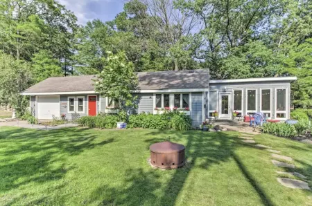 The Great Outdoors: Pet-Friendly Lake House Отели в г. Adams County