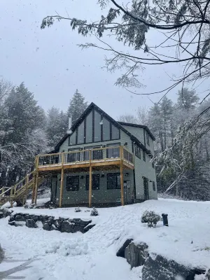 Modern 4-Bedroom Mountain RetreatMinutes to Lake Rescue & Echo and Hiking