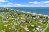 Sleeps 10, Pet Friendly, Fully Fenced Back Yard!