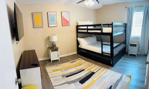 Charming King- Ensuite Home - Only 15 Mins to DT!