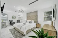 Walk to Beach w/ Salt Pool & Spa, Double King Master BR, Washer Dryer Oceanview