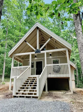 Robin's Nest - with Hot Tub - Relaxation Awaits in the Mountains!