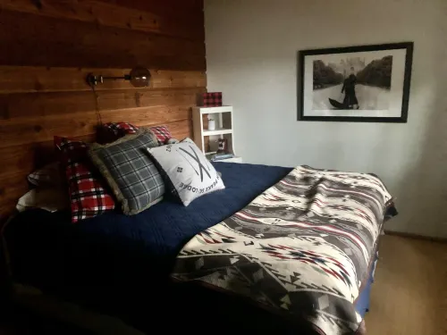 Cabin near Flathead Lake is walking distance to food, shopping and lake view.