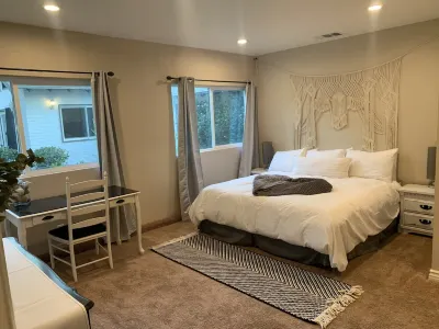 NEW! Private Guesthouse w/ shared pool & fire pit 캘리포니아 대학교 리버사이드 주변 호텔