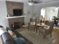 Charming 1920 Tudor-style house, great location! Ξενοδοχεία στην πόλη Alpine