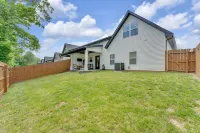 ⭐️5 miles to UT Campus⭐️New luxurious 4BR/3BA condo w/ private backyard retreat!