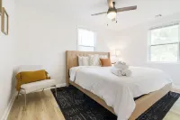 Kings, Kitchens & Comfort In Modern Cedar Home - Bintang 4