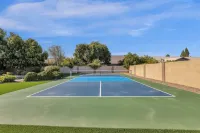 Pickleball, Pool, Hot tub, Firepit, Mini-putt, 5 BRs, Sleeps up to 15! Luxury
