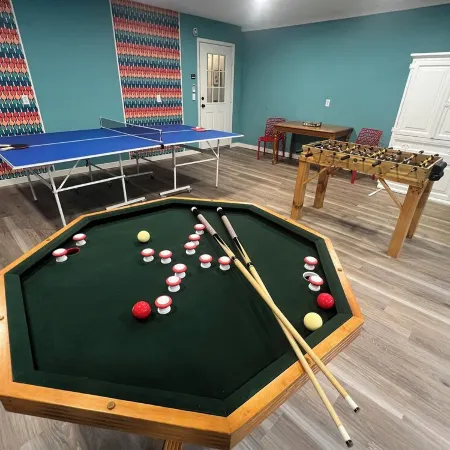 Spacious 4-bedroom river front cabin with WiFi, Game Room & Hot Tub for 15