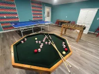 Spacious 4-bedroom river front cabin with WiFi, Game Room & Hot Tub for 15