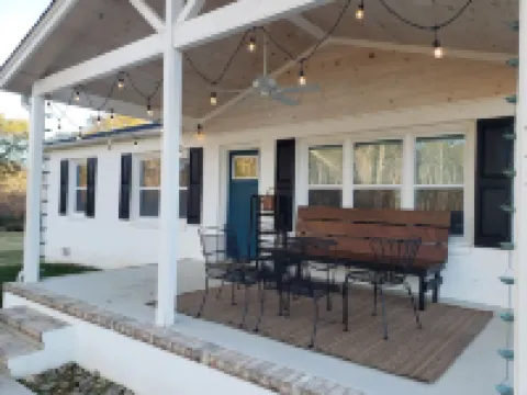 Quiet and cozy cottage hidden on the banks of Lake Norman