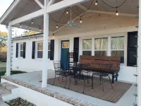 Quiet and cozy cottage hidden on the banks of Lake Norman