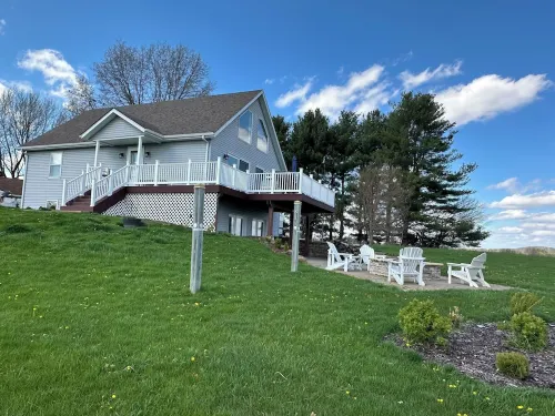 Cozy home with beautiful LAKE VIEW! 톰슨 타운쉽 호텔