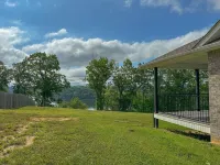 5-Bedroom Vacation Home with Private Slip, Just 10 Minutes from the Marina Hotels near Lee's Ford Resort Marina