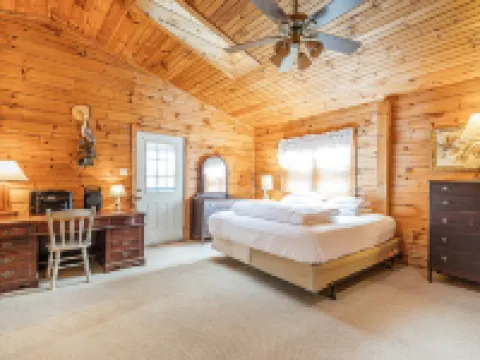 Huge Lakefront Home with private hot tub, dock, and pickle-ball court 庫庫酒店