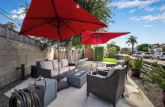 Charming 3 Bedroom Cottage with AC and WiFi in Superb Long Beach Location.