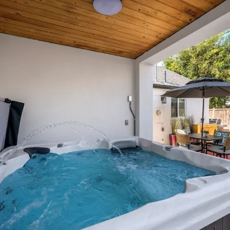Charming 3 Bedroom Cottage with AC and WiFi in Superb Long Beach Location.