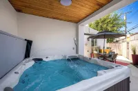 Charming 3 Bedroom Cottage with AC and WiFi in Superb Long Beach Location.