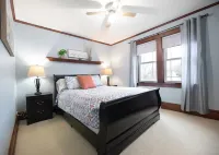 The Sunflower Home with Game Room & Hot Tub! Pet Friendly! Hôtels à proximité de : A World of Accordions Museum