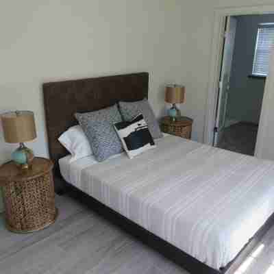 Brand new modern 2 bedroom apartment Rooms
