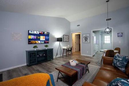 Quiet Tarpons Springs Unit Close to Everything the City has to Offer!