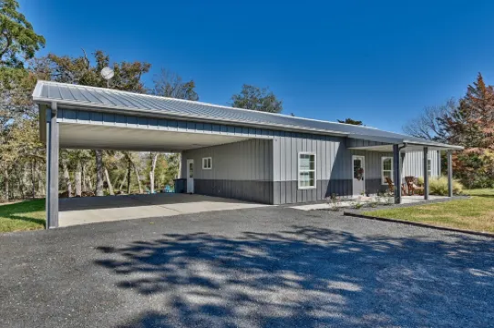 Wooded lot with pond, deer feeder, 3 minutes to downtown Brenham.