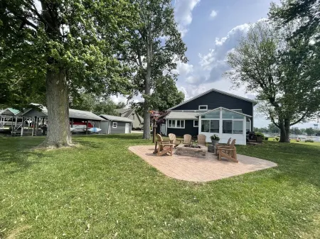 Private waterfront, large firepit and covered boat dock! Отели в г. Расселлс Пойнт