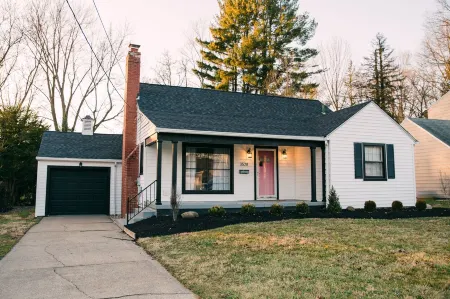 2 bedroom getaway in the heart of Mill Creek Park just a block from Newport Lake