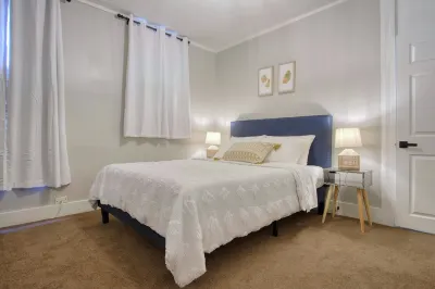 Huge Downtown 4bd/2 Bath Home! Hotels near Garfield Park Conservatory