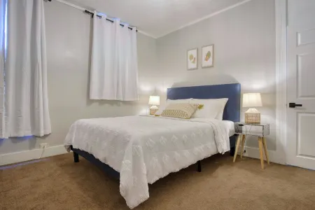 Huge Downtown 4bd/2 Bath Home!