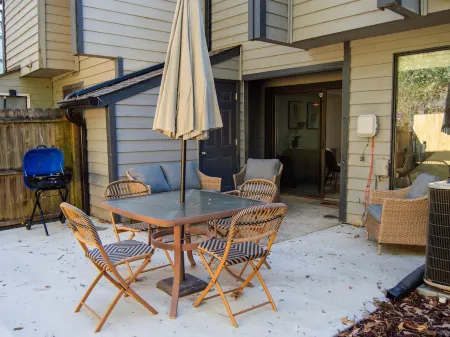 Newly Renovated Townhome near Marietta Square, 2 King Beds Отели в г. Мариетта