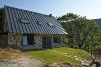 Maison en pierre, au calme, terrasse en pelouse avec vue Các khách sạn ở Cantal