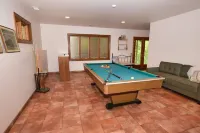 Beautiful, Comfortable River Retreat surrounded by Trees