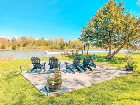 Cape May Modern Waterfront Farmhouse on Island Отели рядом с достопримечательностью «Cape May Lighthouse»