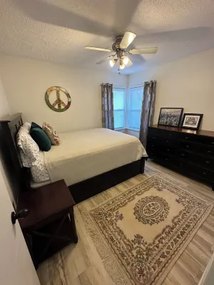 Adorable lake house retreat - steps from the lake and restaurants!