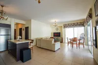 Beachfront 3 BDR Villa with Pool فنادق في پاپلا
