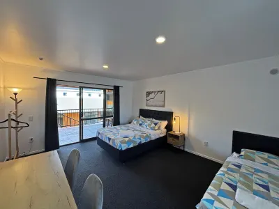 Palm Tree Lodge & Backpackers Hotels in Opua
