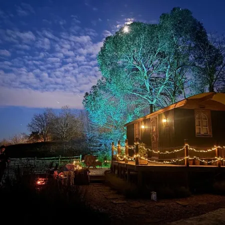 Romantic Luxury Shepherd’s Hut (Wagon) Near London & Windsor