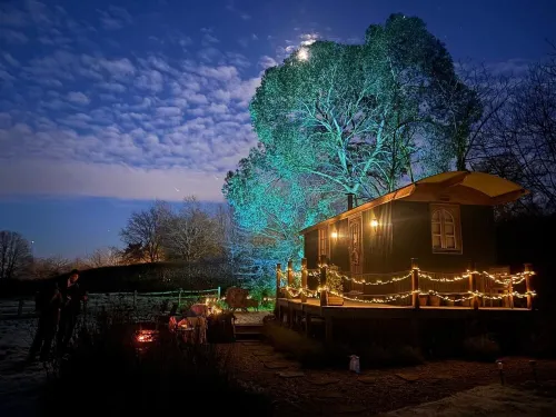 Romantic Luxury Shepherd’s Hut (Wagon) Near London & Windsor