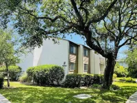 Adorable Condo One Block to Beach ~ Easy Walk to Beach!