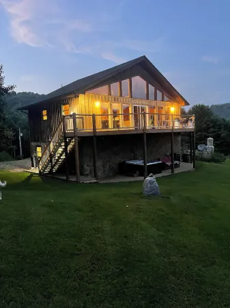 Guest house~ HOT TUB ~Breathtaking mountain views near Hatley Point