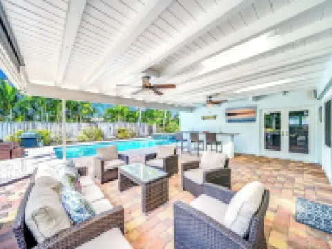 Heated Pool + Hot Tub! Close To Beach & Shops! Hotels in Lighthouse Point