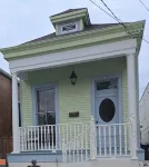 Charming 1920 Side Hall, conveniently located to downtown New Orleans. Hotels in Mid-City