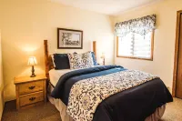 Cozy 2 Bed, 2 Bath Condo on Golf Course with Hot Tub, Sauna & Pool!