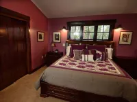 Custom Cottage, Fireplace, Views, A/C, Private Deck, Central to Yosemite Park
