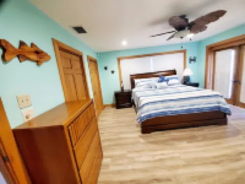 Extraordinary 4K Sq Ft 6 bd/4-bth, large pool/spa & NEW 140 ft concrete dock!!!