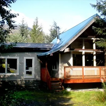 Awesome Fully Furnished Ski Chalet for 6 is Close to Slopes!