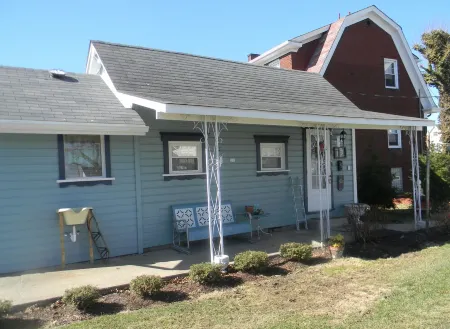 Kool, Retro Chic is what comes to mind when describing this unique Hideaway!