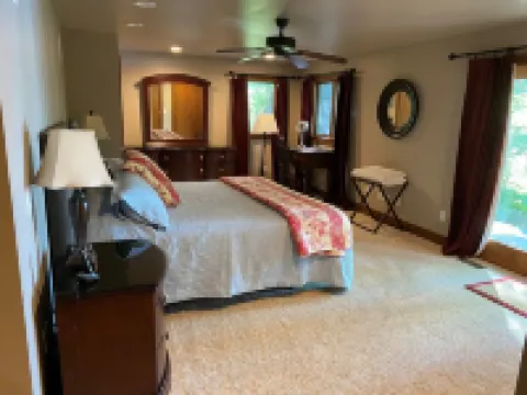 Family Fun...Lake Home,Kayaks,SUP.Pontoon Paddle Boat,Free WiF & Direct TV